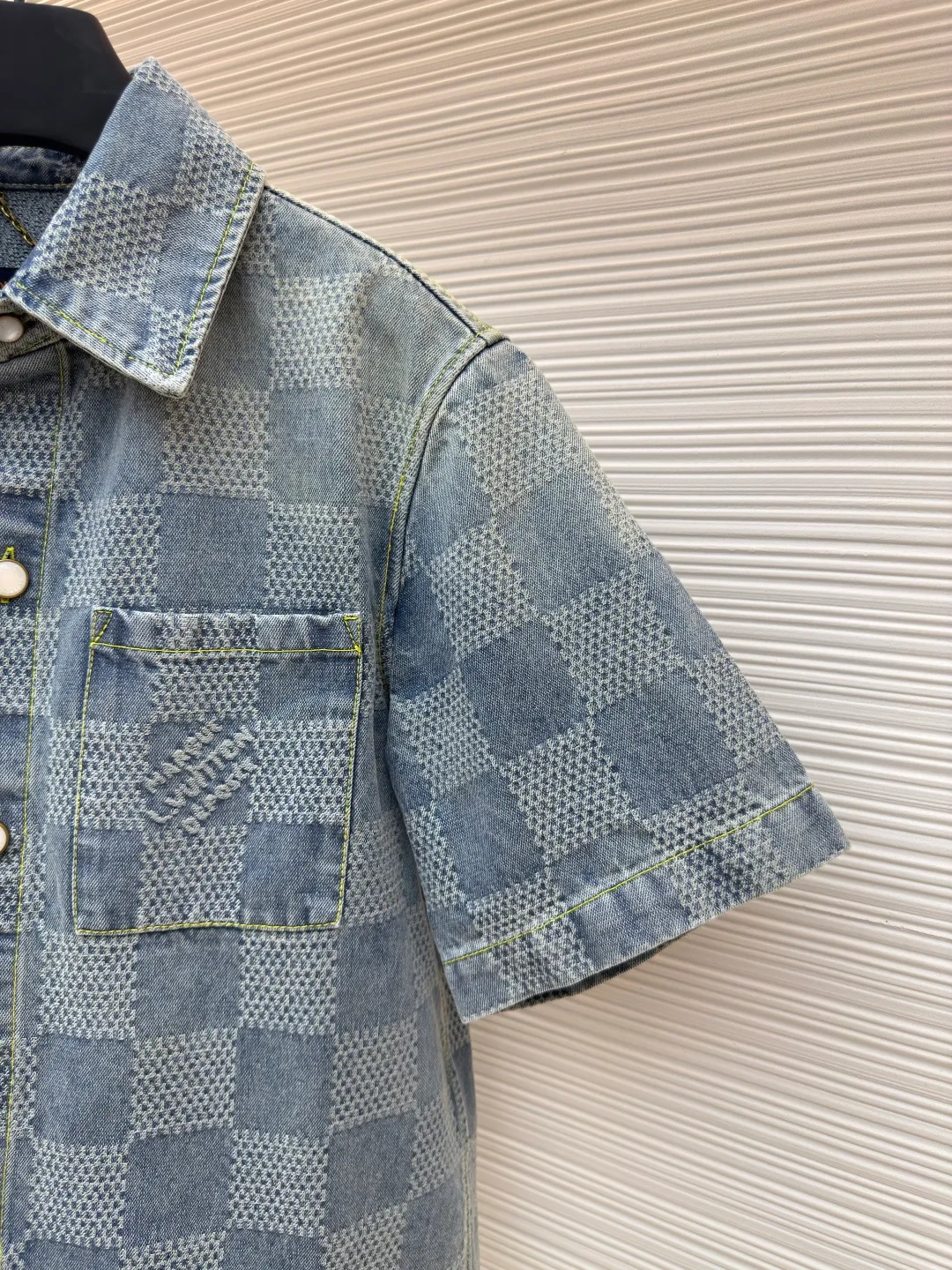 LOUIS VUITTON checkerboard denim short-sleeved shirt ●Authentic product: Purchased and developed by 14100 ●Item number: 1680088-B20 ●Fabric: Jacquard denim fabric ●Technology: 3D jacquard craft ●Version: Fitted version ●Size: S-M-L-XL ●Weight: about 635 grams ●Description: Using a loom to weave a three-dimensional pattern on the fabric, the sand-washed whitening distressed denim fabric presents a whitening and distressed effect. The overall wiring is straight and delicate, the fabric is comfortable and soft, and the color is consistent without color difference. It can be matched with the same style to create a fashionable look and control various occasions. Customized accessories, complete with three standards, same style for men and women!